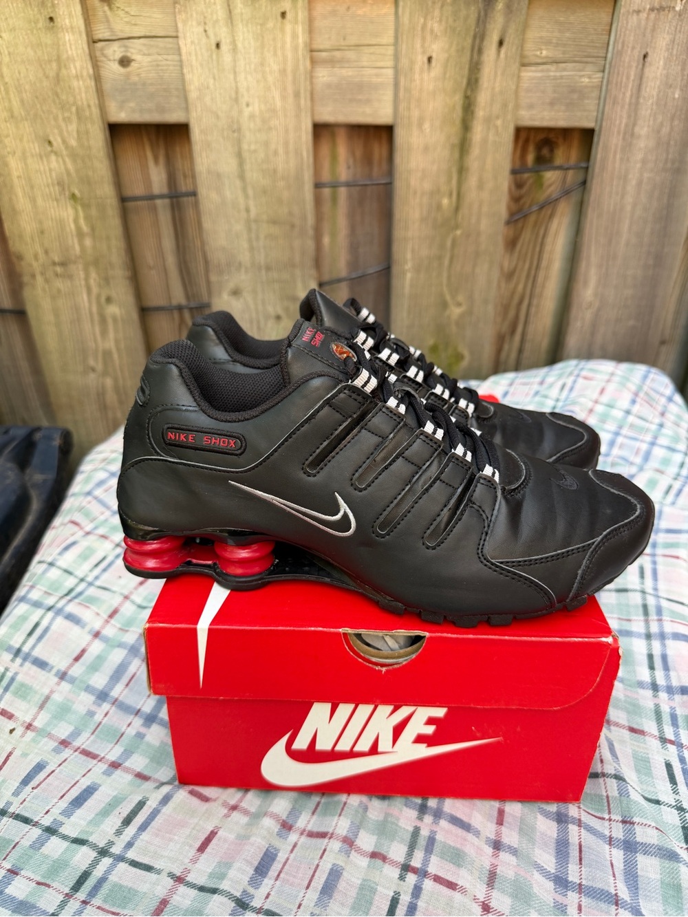 Nike Shox NZ Black Red 2011
Size 9